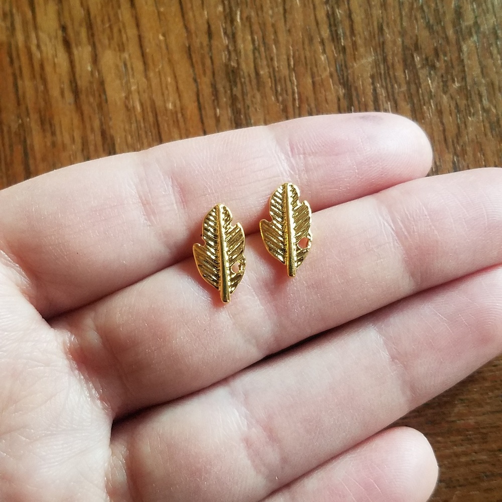 NWOT Gold Leaf Feather Studs - Picture 10 of 11